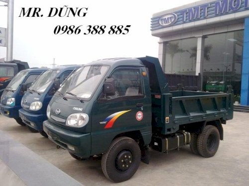 Một dãy xe tải ben Cửu Long màu xanh tại bãi đỗ