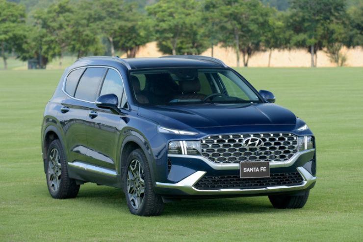Hyundai SantaFe với thiết kế sang trọng, nội thất rộng rãi và khả năng giữ giá ổn định