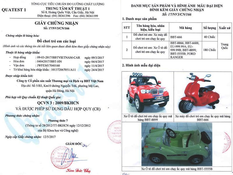 Một nhóm người đang xem xét các sản phẩm mô hình xe ô tô điện tại kho hoặc khu vực kiểm định chất lượng