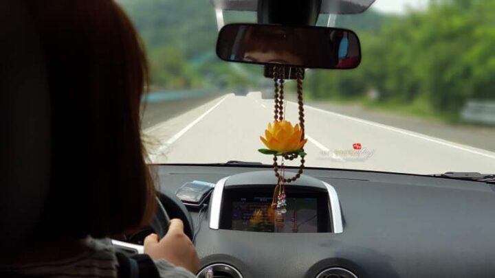 Khánh treo xe ô tô đẹp, vật phẩm phong thủy mang lại tài lộc và bình an