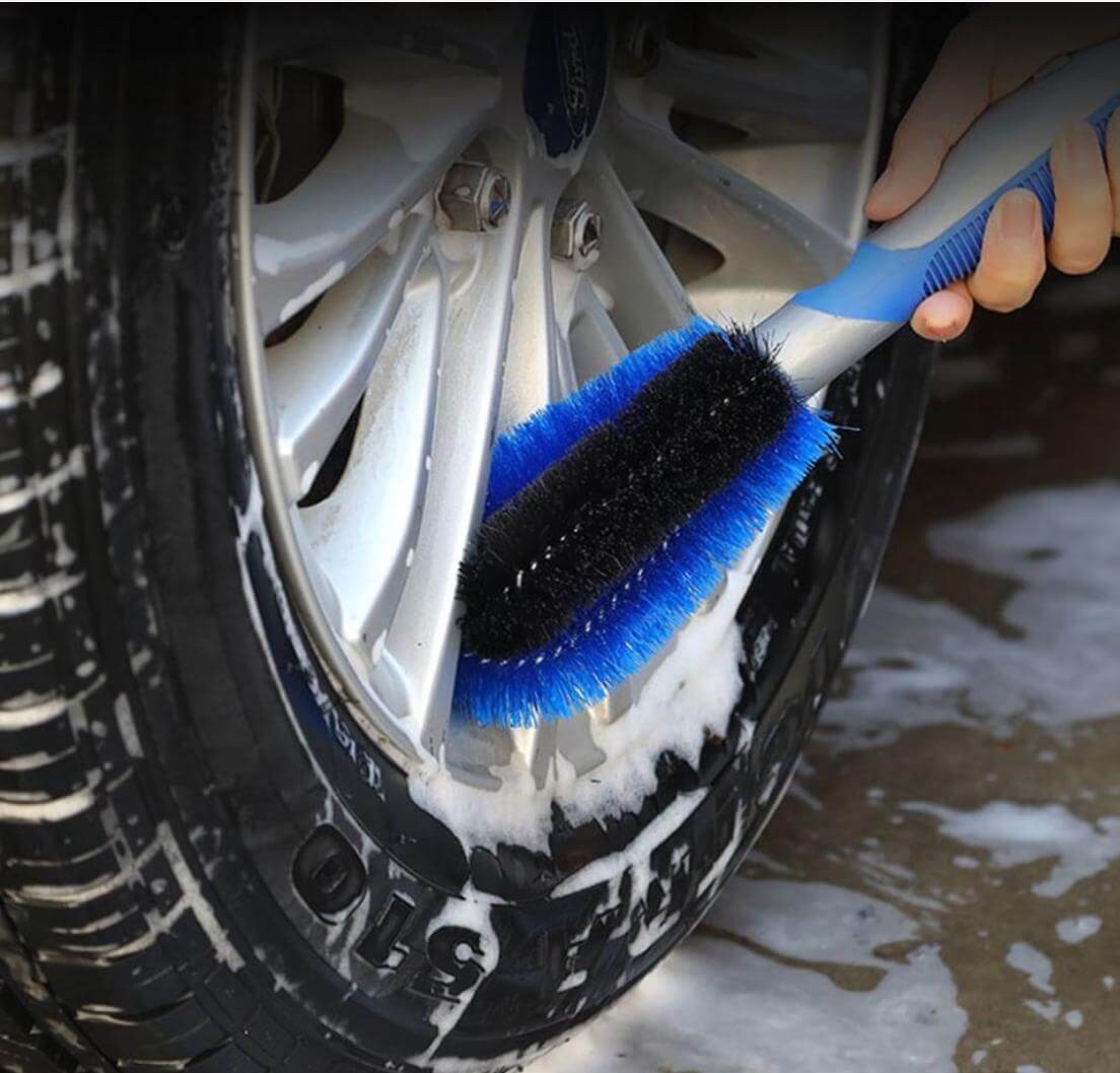 Sử dụng dung dịch tẩy rửa chuyên dụng giúp bảo vệ chất lượng cao su, hạn chế lốp xe ô tô bị nứt.
