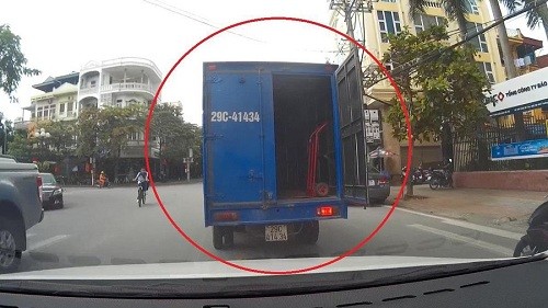 Ô tô tải di chuyển với thùng xe không chốt, tiềm ẩn rủi ro tai nạn và bị phạt theo quy định