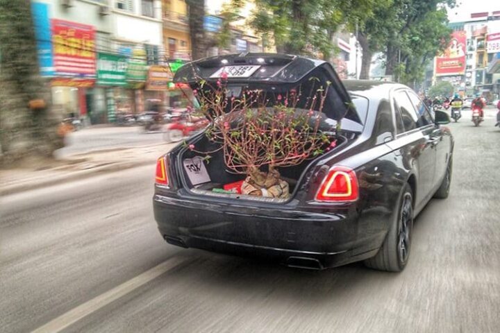 Xe ô tô di chuyển với cốp sau mở, gây nguy hiểm cho người tham gia giao thông