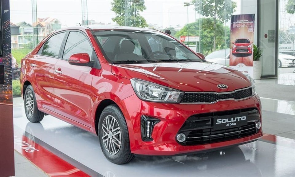 Hình ảnh xe Kia Soluto màu trắng đang đậu trên đường, thể hiện thiết kế năng động của một chiếc xe ô tô mới tầm 400 triệu.