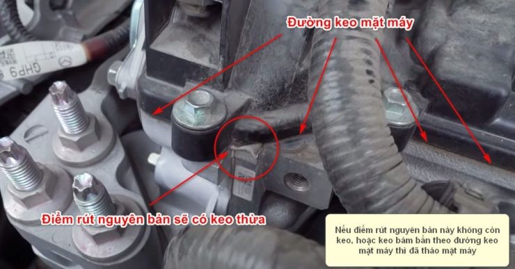 Kiểm tra đường keo dán mặt máy động cơ nguyên bản của xe ô tô cũ lướt