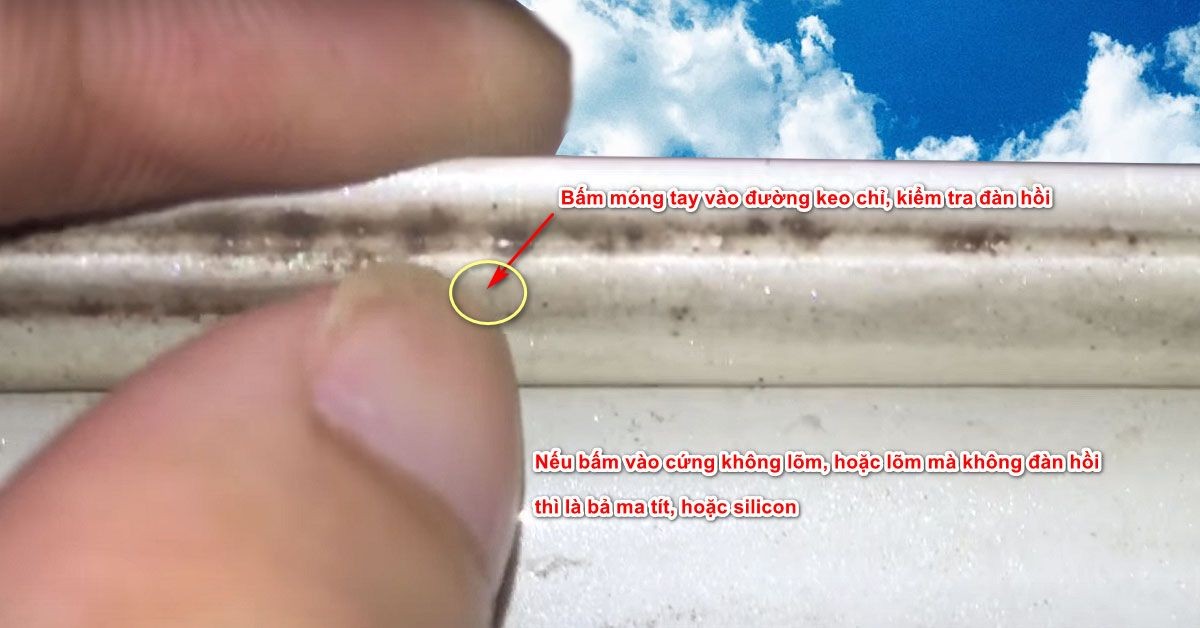 Cảm nhận độ đàn hồi và màu sắc keo chỉ (sùng chỉ) trên nắp capo và cốp xe ô tô đã qua sử dụng