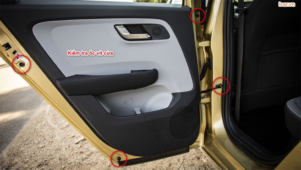 Kiểm tra tình trạng ốc vít nguyên bản trên các bộ phận của xe ô tô cũ lướt