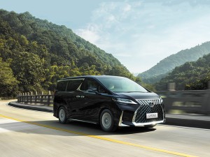 Dịch vụ thay kính chắn gió xe ô tô Lexus LM 300 tận nơi chuyên nghiệp
