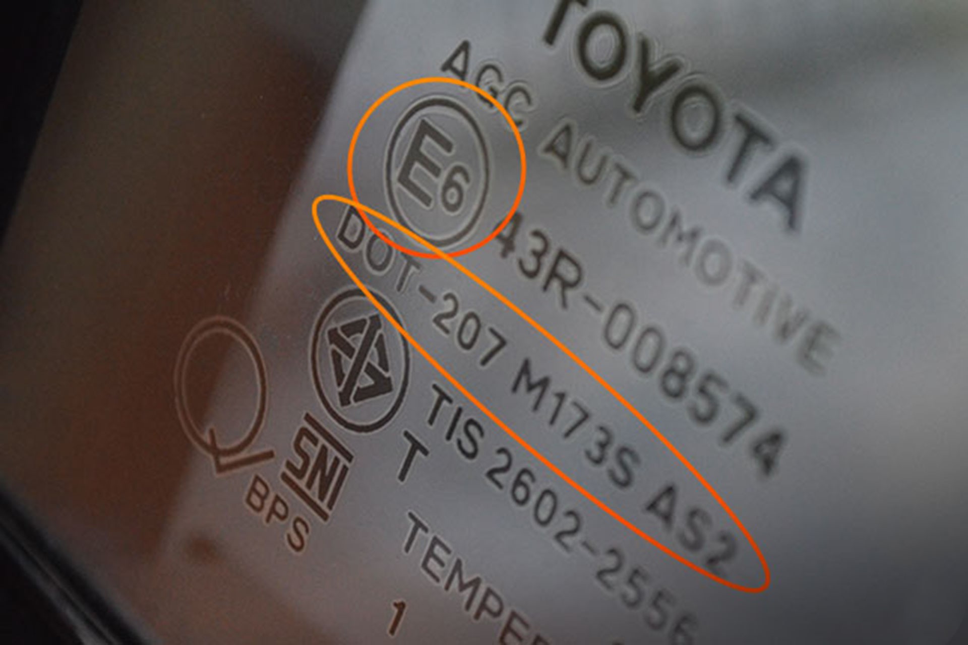 Các ký hiệu chứng nhận tiêu chuẩn an toàn quốc tế như DOT, E13, CCC, AS1 trên kính xe ô tô