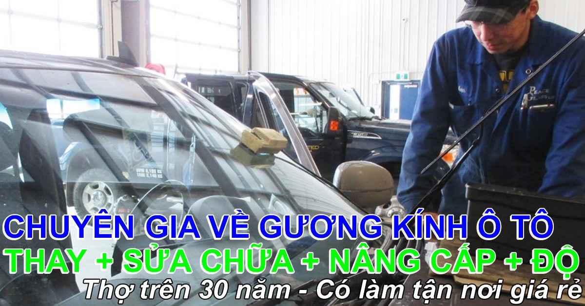 Kỹ thuật viên Sài Gòn Xe Hơi đang lắp kính ô tô chuyên nghiệp