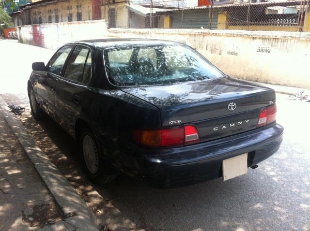 Xe ô tô Toyota Camry đã qua sử dụng màu bạc đang được trưng bày, hình ảnh minh họa cho giá xe ô tô Toyota đã qua sử dụng trên thị trường