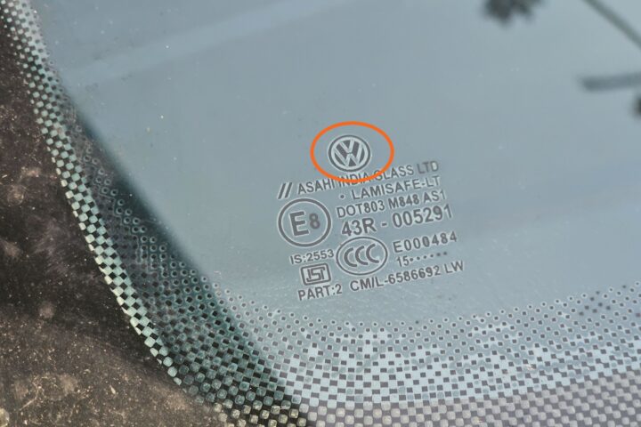 Ký hiệu logo Audi trên kính xe ô tô, minh họa nhà sản xuất xe hơi