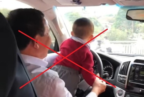 Người lớn không nên bồng bế trẻ nhỏ khi điều khiển xe ô tô, vì điều này gây nguy hiểm nghiêm trọng cho cả người lớn và xe ô tô cho con trẻ