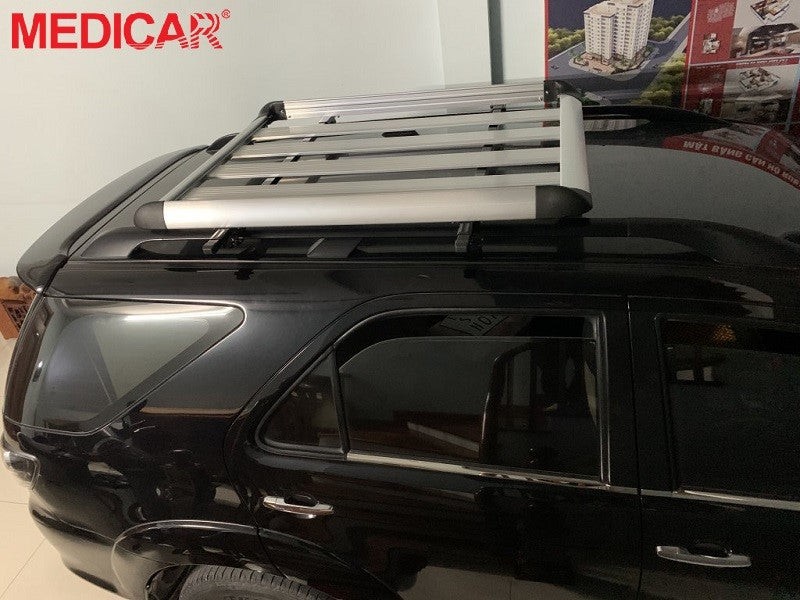 Xe ô tô Xpander màu trắng với giá nóc, thể hiện khả năng tùy biến và các phụ kiện có thể bổ sung vào giá xe ô tô Xpander