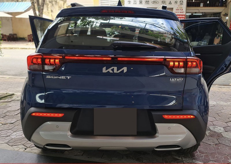 Đèn đuôi xe ô tô LED dán cốp trên Kia Sonet