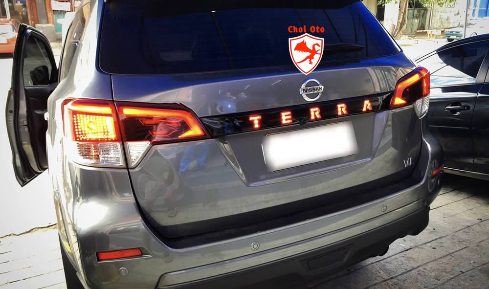 Đèn đuôi xe ô tô LED dán cốp trên Nissan Terra