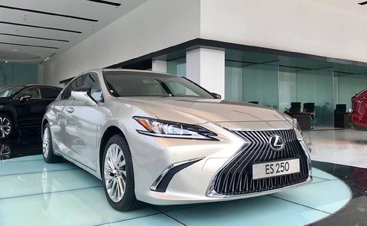 Mẫu xe Lexus sang trọng với nội thất cao cấp và ngoại thất tinh tế, đại diện cho dòng xe hạng sang thành công của Nhật Bản.
