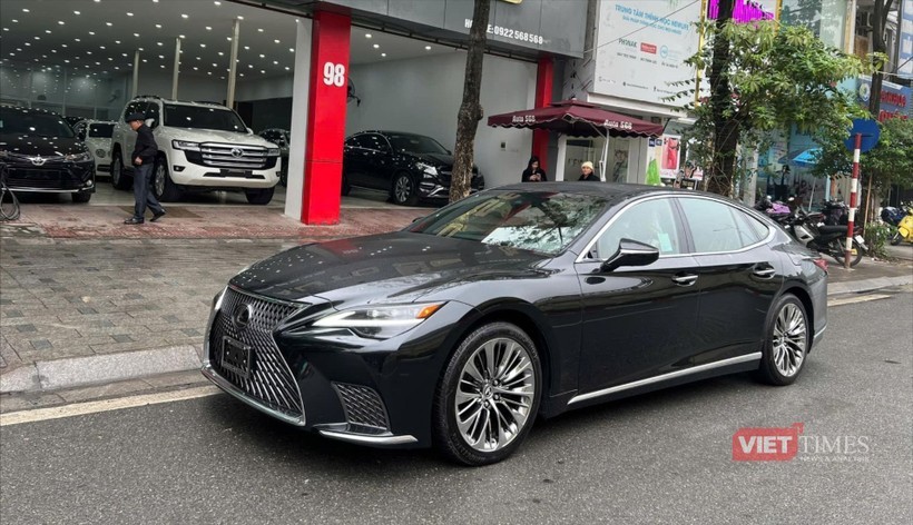 Mẫu xe ô tô nhập khẩu 0% Lexus LS500 màu đen lịch lãm tại showroom