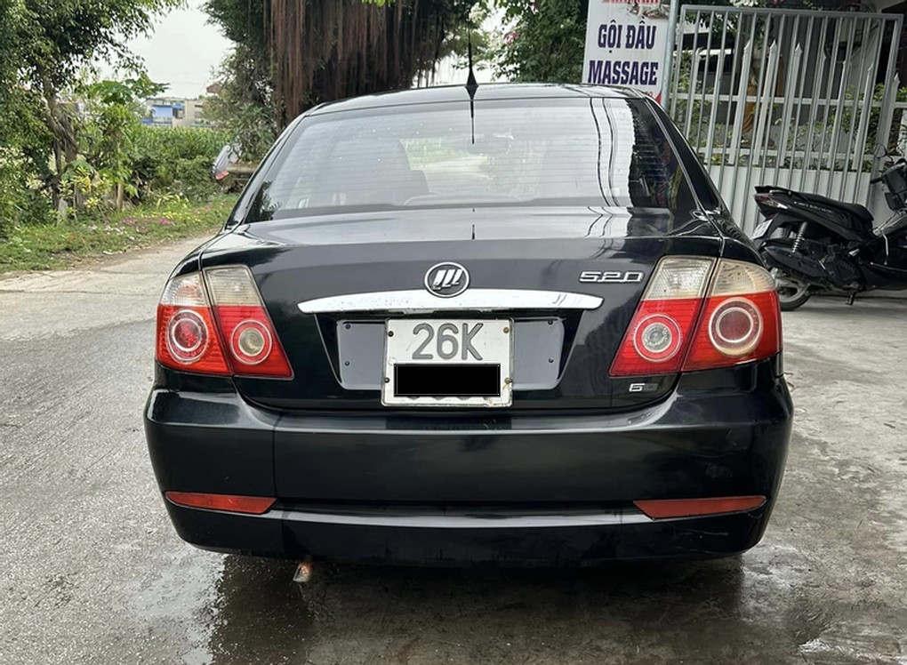 Hình ảnh phía sau của Lifan 520 2008, đánh giá tổng thể về thiết kế của mẫu xe ô tô cũ Trung Quốc này.