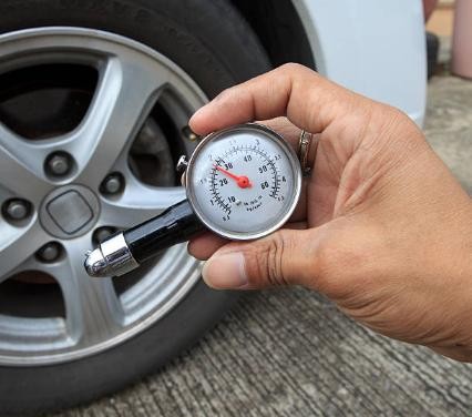 Lốp xe ô tô bị rạn nứt do áp suất lốp không đúng chuẩn khuyến nghị của nhà sản xuất.