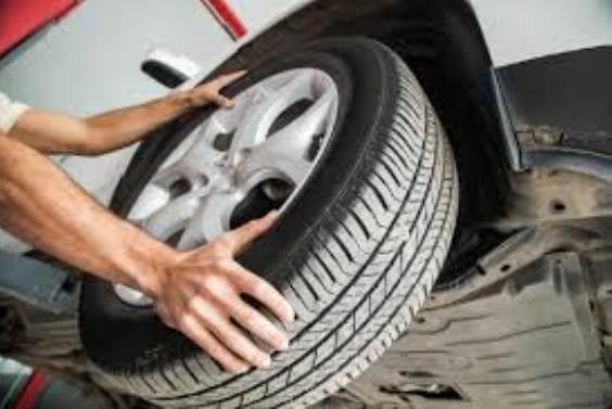 Việc tự kiểm tra lốp xe ô tô bị nứt tại nhà là cần thiết nhưng cần tham khảo ý kiến chuyên gia khi có dấu hiệu bất thường.