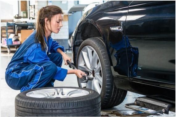 Dấu hiệu lão hóa lốp xe ô tô thường xuất hiện rõ rệt sau 5-7 năm sử dụng, bao gồm cả lốp bị nứt bề mặt.