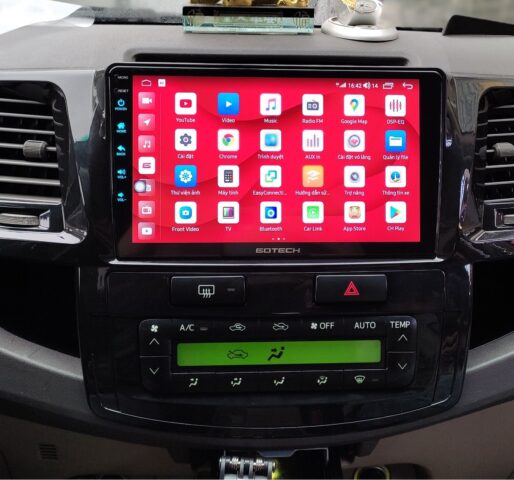 Hình xe ô tô Fortuner với màn hình Android hiện đại