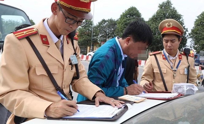 Người lái xe ô tô đang kiểm tra giấy phép lái xe để giải đáp thắc mắc về bằng lái xe ô tô.
