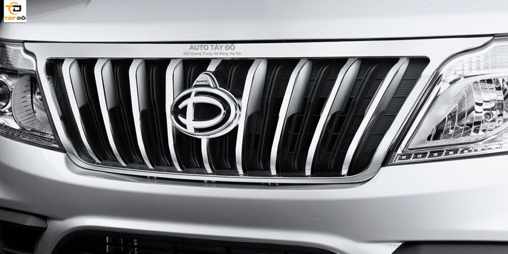 Thiết kế mặt ca-lăng hầm hố của xe ô tô tải van Tera V8, với các thanh nan dọc mạ chrome.