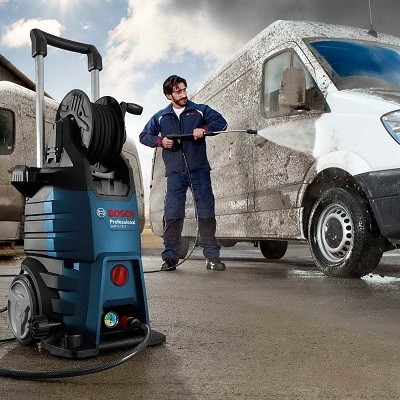 Máy rửa xe công suất lớn Bosch GHP 5-75 (2600W) có thiết kế chắc chắn, màu xanh và đen, nổi bật với khả năng vận hành mạnh mẽ.
