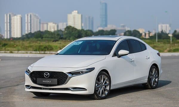 Nội thất sang trọng của Mazda 3, phản ánh tiêu chuẩn chất lượng cao trên xe ô tô 7 chỗ Mazda.