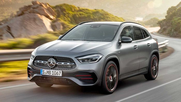 Mercedes-Benz GLA màu bạc sang trọng, biểu tượng cho đẳng cấp và phong cách, thuộc top xe ô tô 5 chỗ đẹp nhất của phân khúc hạng sang.