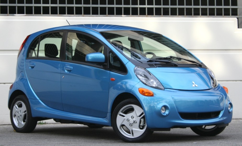 Mitsubishi i-MiEV, một trong những xe ô tô điện sản xuất hàng loạt đầu tiên trên thế giới