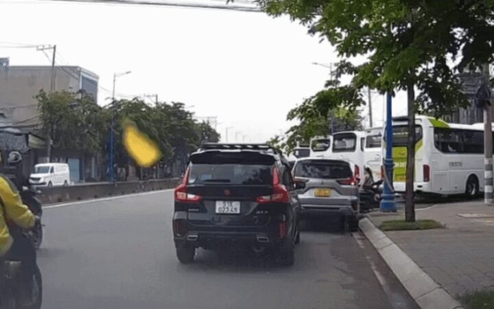 Cảnh sát giao thông lập biên bản tài xế gây tai nạn mở cửa xe ô tô, xử lý vi phạm pháp luật.