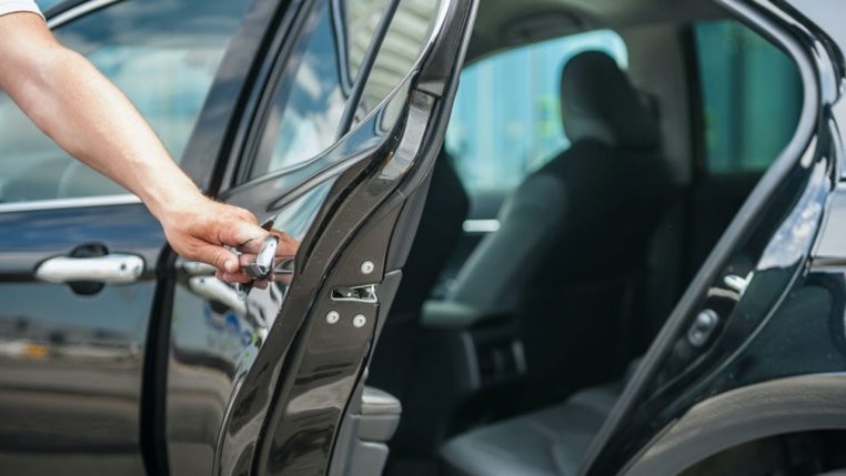 Thực hiện các lưu ý quan trọng để mở cửa xe ô tô đúng cách và an toàn