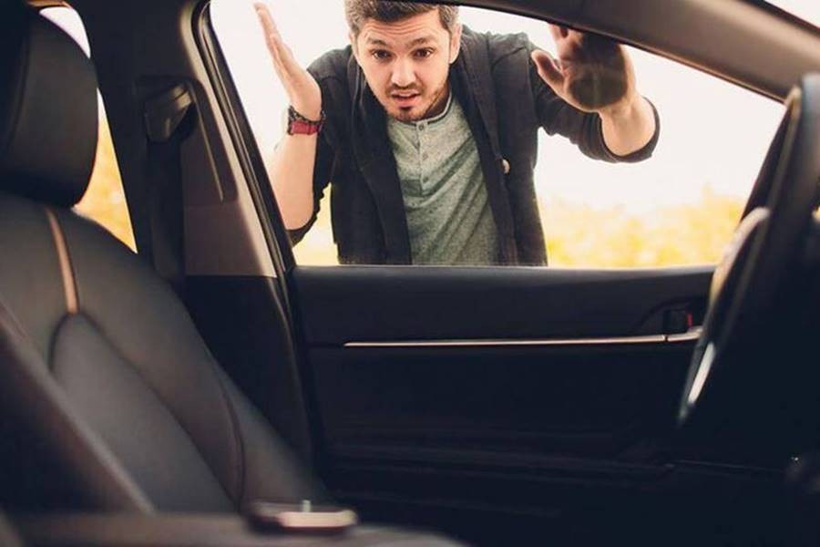 Hướng dẫn mở cửa xe ô tô từ bên ngoài bằng cách xác định vị trí chốt khóa