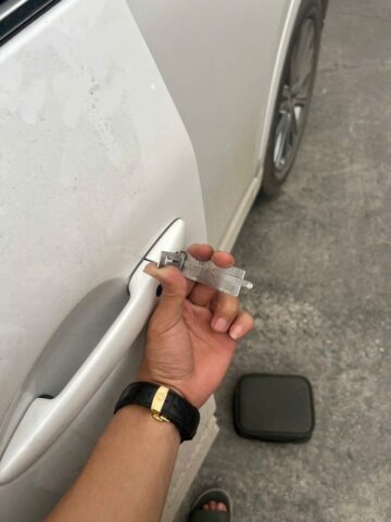 mo khoa xe o to1