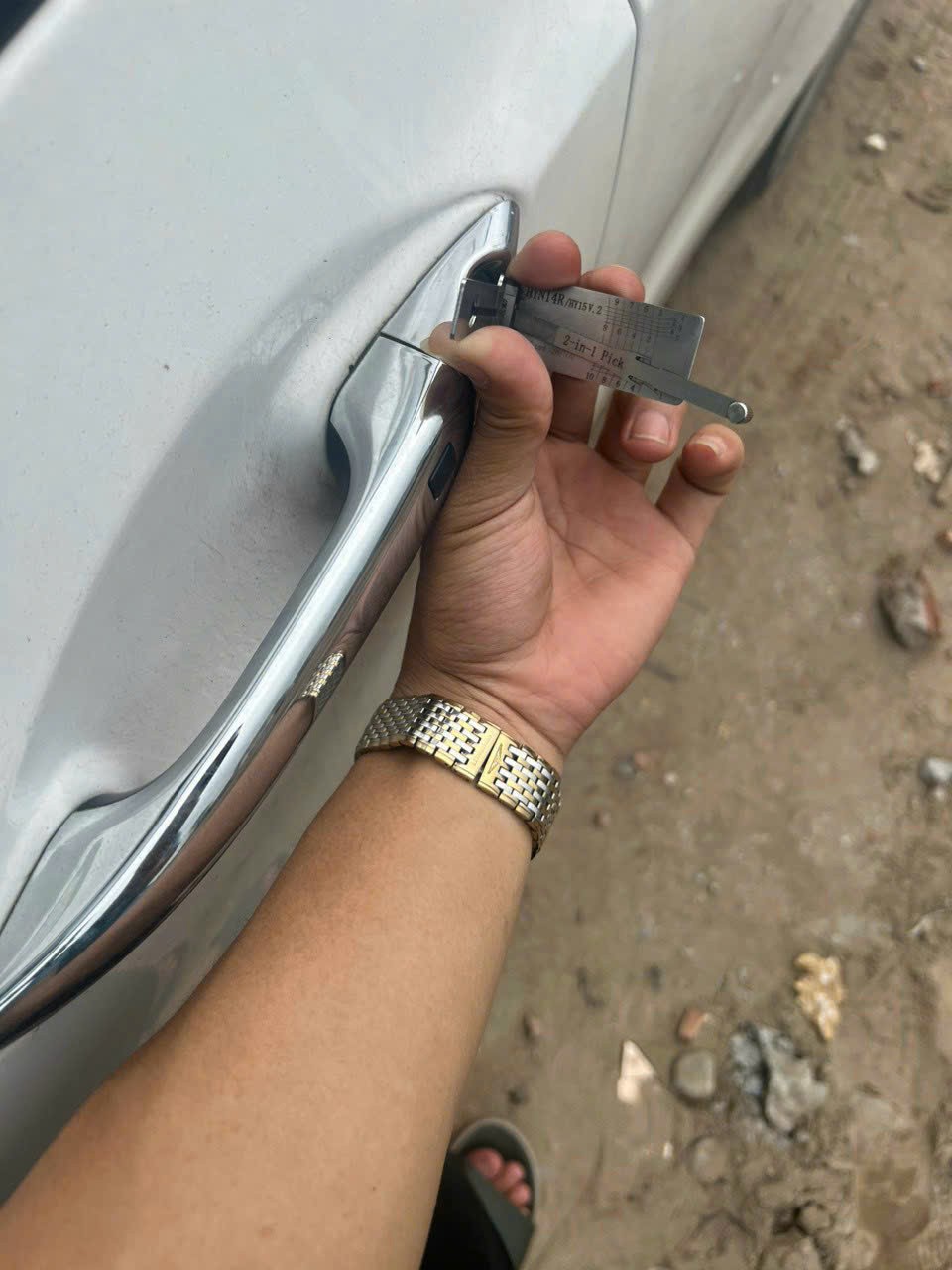 mo khoa xe o to11