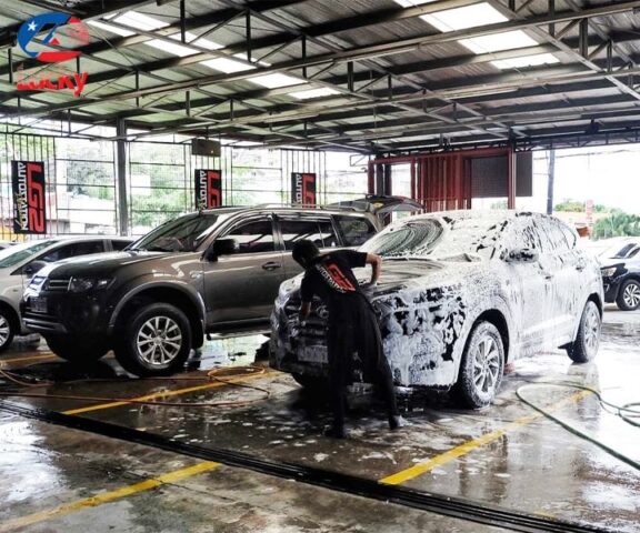 Mô hình gara rửa xe ô tô chuyên nghiệp với không gian rộng rãi và thiết bị hiện đại, minh họa cho việc mở quán rửa xe ô tô