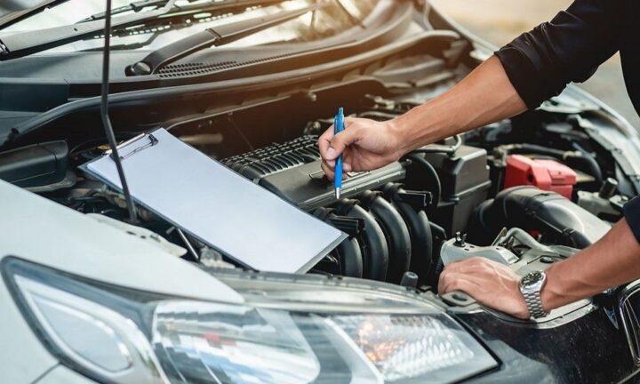 Kỹ thuật viên kiểm tra động cơ xe ô tô tại các số mốc bảo dưỡng định kỳ