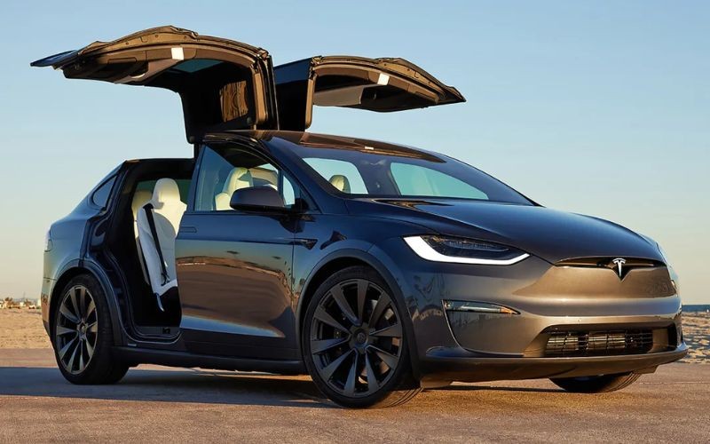 Thiết kế cửa cánh chim Falcon đặc trưng trên mẫu xe điện Tesla Model X 7 chỗ