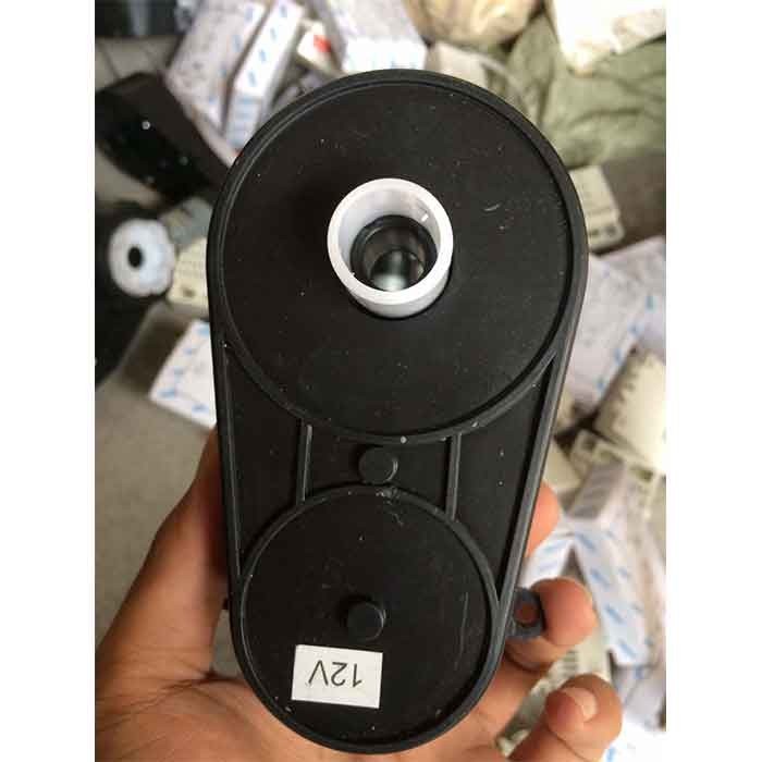 Cận cảnh mô tơ lái màu đen, phụ kiện quan trọng của xe ô tô điện trẻ em