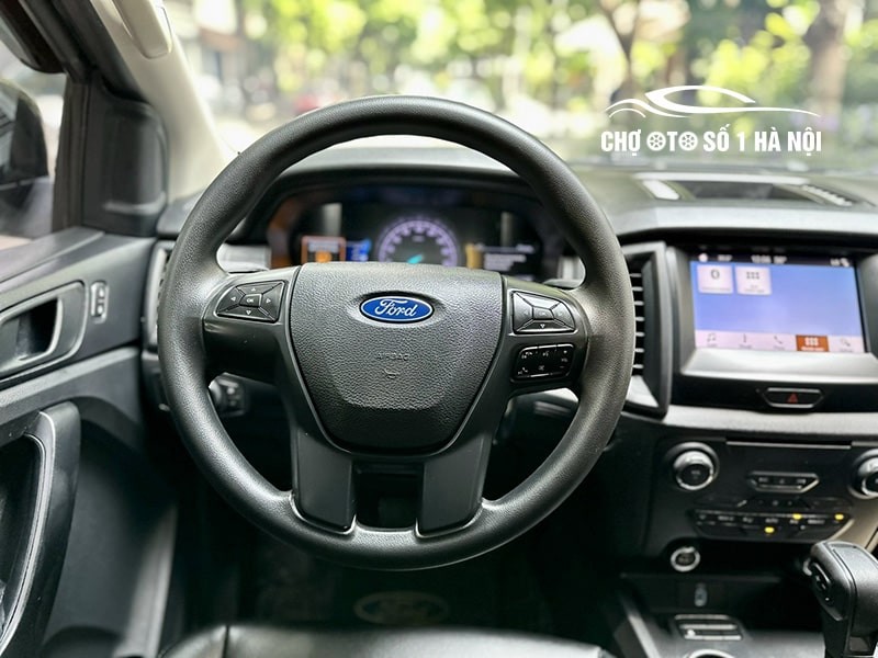 Vô lăng đa chức năng của xe Ford Everest Trend 2019 cũ, thể hiện các nút điều khiển tích hợp và thiết kế chắc chắn, một yếu tố quan trọng khi cân nhắc bán xe ô tô cũ