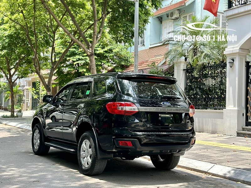 Hình ảnh phía sau xe Ford Everest Trend 2019 đã qua sử dụng, cho thấy thiết kế khỏe khoắn và cụm đèn hậu, phù hợp cho người tìm kiếm bán xe ô tô cũ