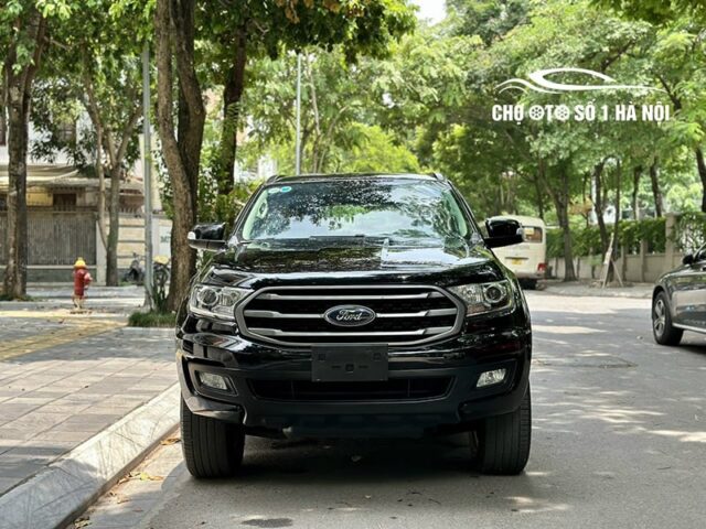 Phần đầu xe Ford Everest Trend 2019 cũ màu trắng với hệ thống đèn HID và LED hiện đại, sẵn sàng để bán xe ô tô cũ