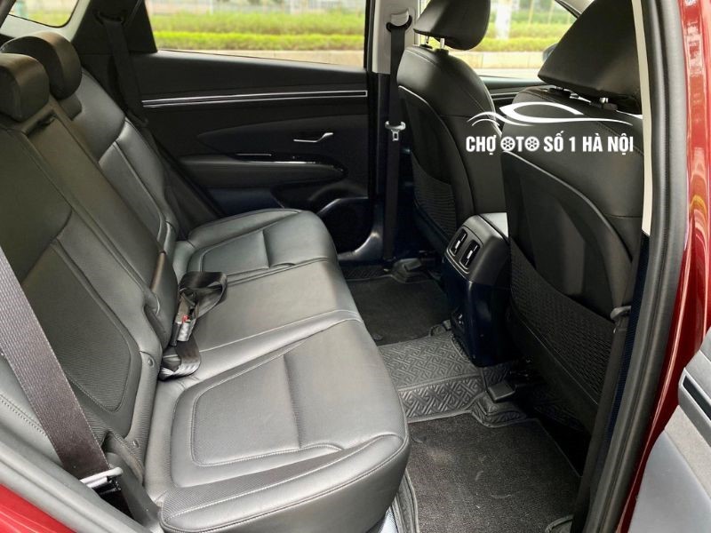 Hàng ghế sau rộng rãi của xe ô tô Tucson cũ 2023 màu đỏ