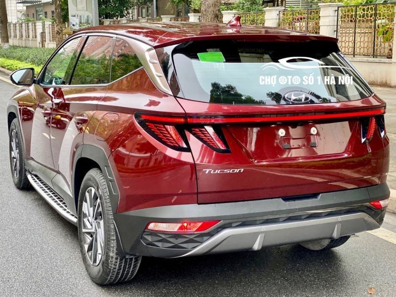 Cận cảnh đuôi xe ô tô Tucson cũ 2023 màu đỏ, với cụm đèn hậu LED hiện đại