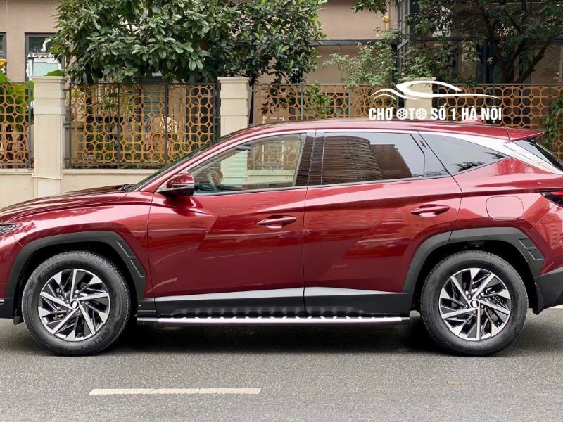 Góc nhìn cận cảnh phần đầu xe ô tô Tucson cũ 2023 màu đỏ, nổi bật đèn LED ban ngày