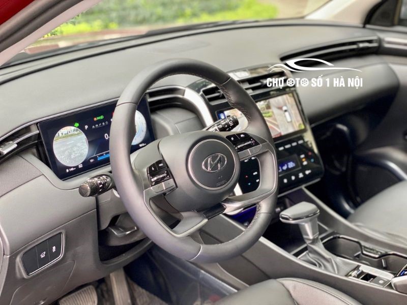 Vô lăng đa chức năng của xe ô tô Tucson cũ 2023 màu đỏ, tích hợp nhiều nút điều khiển