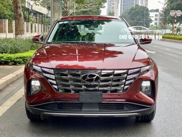 Hyundai Tucson 2023 màu đỏ nhìn từ góc phía trước bên phải, ngoại hình hiện đại